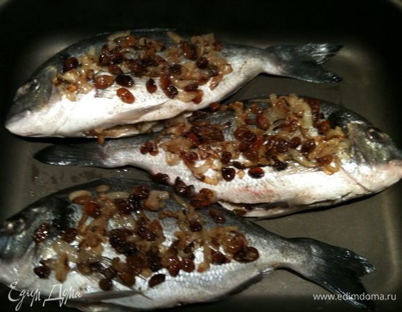Нафаршировать рыбу луково-изюмной смесью, остаток смеси выложить сверху на рыбу...