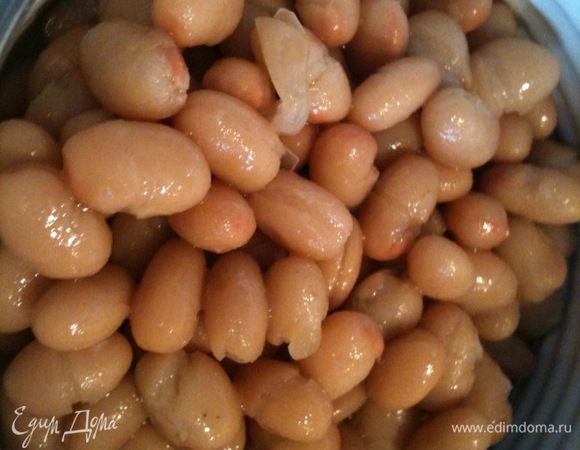 Консервированную фасоль откинуть на дуршлаг...