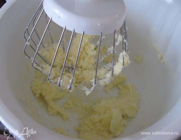 Постепенно прибавляя сахар, взбить масло до пышности.