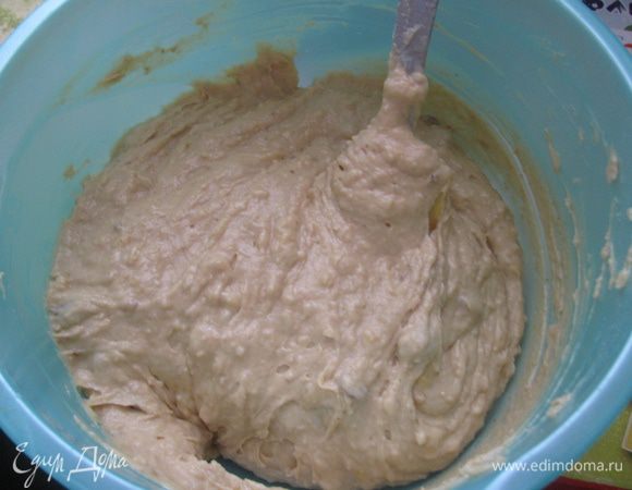 Добавить муку и размятые бананы. Затем полученное тесто тщательно размешать, добавить изюм и вылить в форму. Но тесто у меня получилось очень густое и я добавила еще 150 г баночку натурального йогурта, дабы оно стало пожиже.