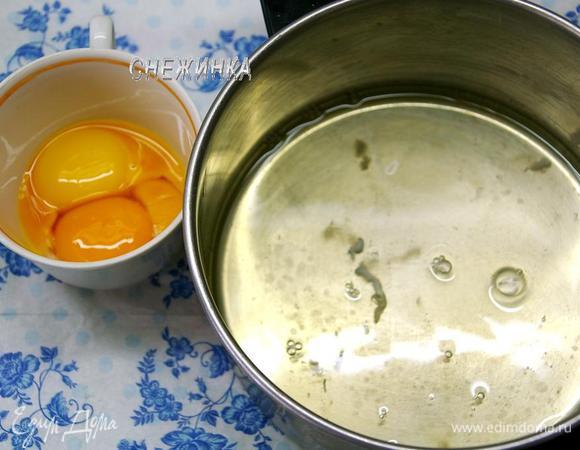 Отделяем желтки от белков.