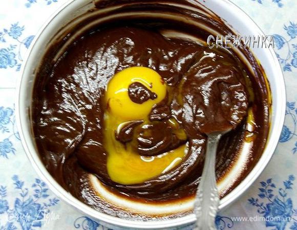 Добавляем порезанное кусочками сливочное масло и мешаем до его растворения. Добавляем желтки и хорошо смешиваем, до однородности.