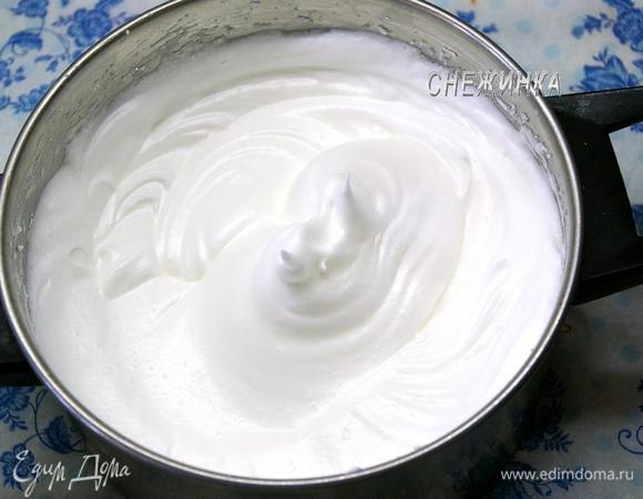 Белки взбиваем в устойчивую крепкую пену. Продолжая взбивать, добавляем сахар. 