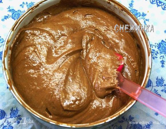 Аккуратно, в несколько приёмов, подмешиваем белки в шоколадную массу.