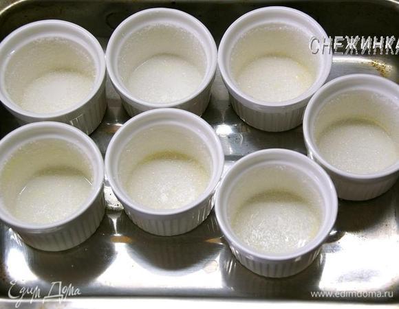 Формочки смазываем сливочным маслом. Изначально было указано присыпать сахаром, что я и сделала, но не рекомендую этого делать, потому что после приготовления частички сахара попадаются, а это влияет на восприятие такого нежного десерта.