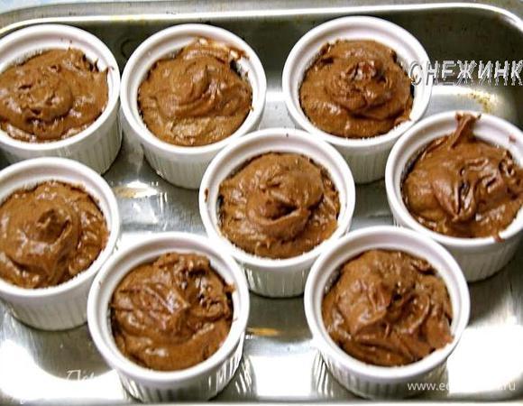 Наполняем формочки шоколадной массой. Совет: наполняйте формочки поплотнее, т.е. чтобы масса была распределена равномерно и оставляйте формочки не полностью заполненными, чтобы при выпечке суфле не перевалило через край.