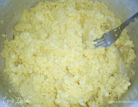 Растираем размягченное масло с сахаром, затем добавляем желтки и снова растираем до однородности. Я делаю это обычной вилкой.