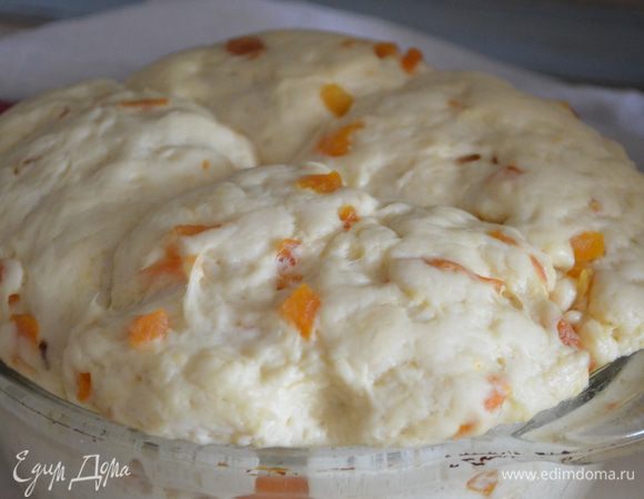 теперь можно поступить так: разделить тесто на 4 или 6 шариков и уложить их в одну форму, смазанную маслом! А можно - что проще, распределить тесто по формочкам для кексов - и сделать маленькие булочки булочки-бриоши! я Поступила по 1 способу! Оставила 4 шарика на расстойку на 1,5 часа!