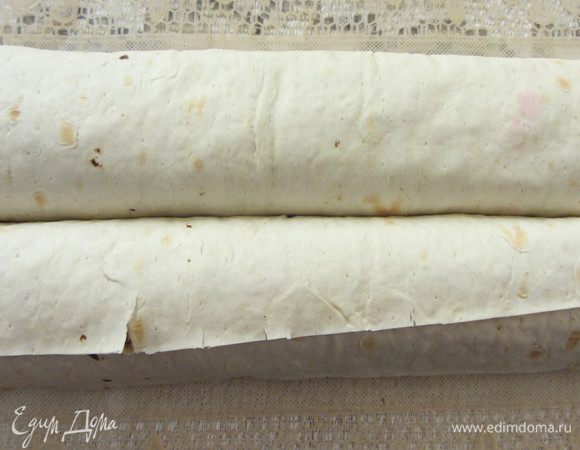 Все свернуть рулетом, стараться сделать рулет как можно плотнее. (Края можно смазать сыром, что бы закуска держала форму).
