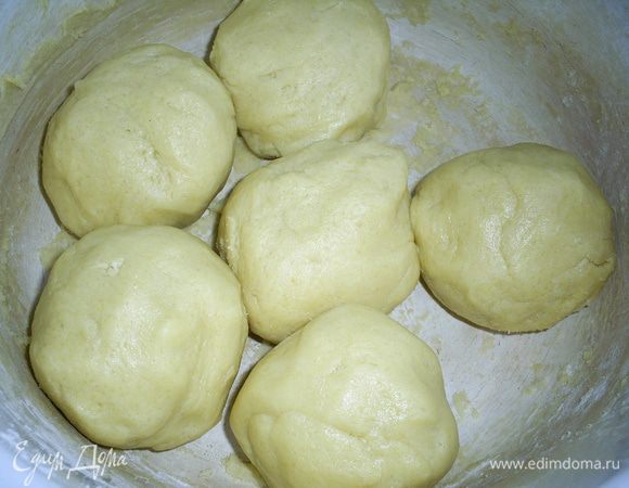 Постепенно добавляя муку, замешиваем мягкое тесто. Оно может слегка липнуть к рукам. Это нормально. Но если тесто получается слишком жидким, можно добавить еще муки. Делим тесто на 4 шарика и отправляем их в холодильник. На фото 6 шариков,так как я делала 1,5 норму теста.