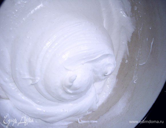 Приступаем к безе. Холодные белки взбиваем до устойчивых пиков. Затем понемногу начинаем добавлять сахар, не меньше чем в 10 приемов. Взбиваем до получения блестящей упругой массы, которая не выпадает из кастрюльки при ее переворачивании. Не пытайтесь дождаться полного растворения сахара - его слишком много.