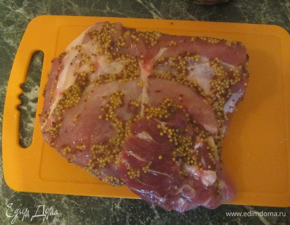 Мясо натереть солью,  специями и зерновой горчицей. Проткнуть мясо в нескольких местах.
