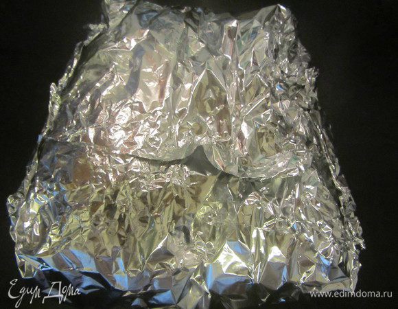 Замаринованное мясо "завернуть" в фольгу, положить на противень и выпекать в разогретой духовке градусов до 180.