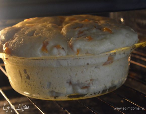 смазываем подошедшее тесто желтком, смешанным с 1 ст ложкой молока и выпекаем. Если вы выпекаете одной булкой как у меня то при 190 гр примерно 1 час, а если порционное то 20 минут при той же температуре!