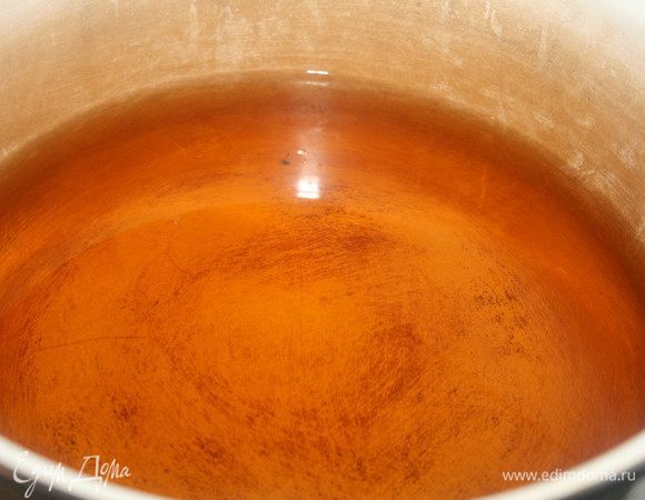 Вылить  в глубокую кастрюлю сок, и немного его прогреть на среднем огне.