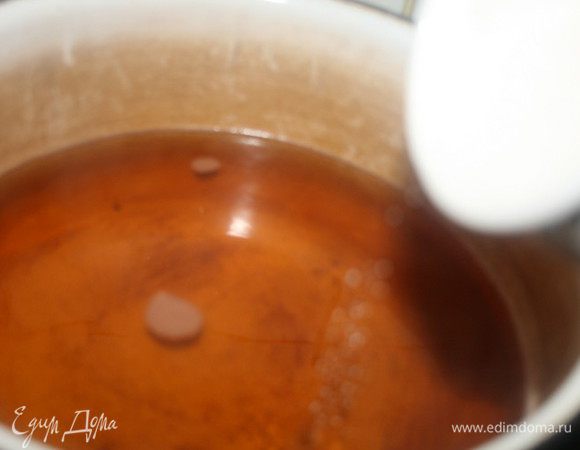 Когда сок прогреется, всыпать сахар, и размешать до полного его растворения.