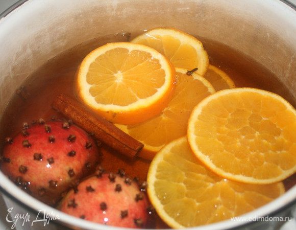 Как только сахар растворится, добавить: яблоки, апельсин, корицу, гвоздику, мускатный орех и перец. Мускатный орех и перец главное не переборщить, буквально по одной шепотке! Довести до кипения и варить ещё 15 мин. на среднем огне.