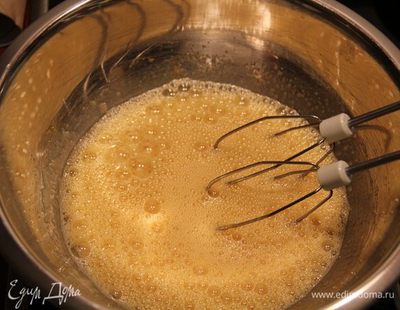 4 - 5 яиц (если крупные, то 4, если мелкие, то 5) взбить с 3/4 стакана сахара.
Погасить в столовой ложке 1 ч.л. соды в уксусе (лучше не просто в столовом уксусе 9%, а в уксусной эссенции, у меня была 70%), добавить в яйца с сахаром.