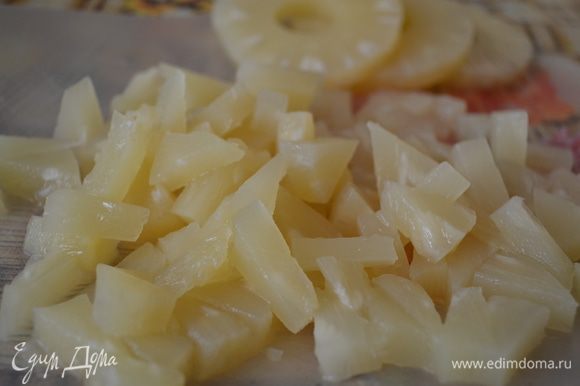 Для начинки: кубиками нарезать ананасы.