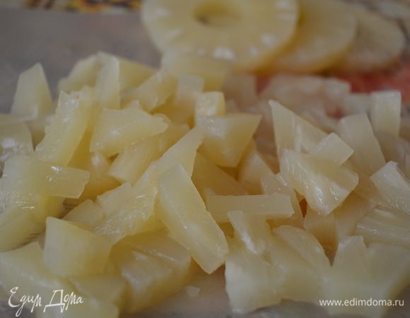 Для начинки: кубиками нарезать ананасы.