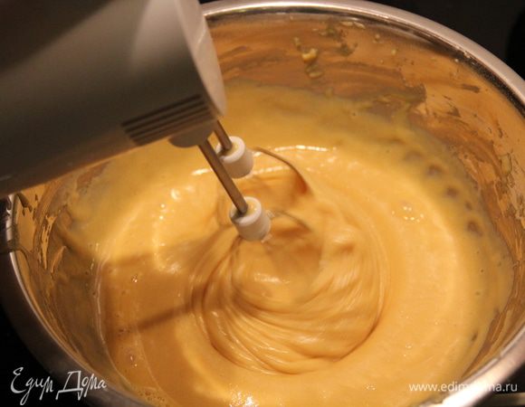 Добавить 2 стакана (без горки) муки. Тесто должно быть похоже на мед по консистенции или на сгущенку. Если кажется совсем жидким, можно добавить 1-2 ложки муки, но лучше не добавлять. Когда я делала тортик первый раз, мне показалось, что не может быть тесто таким жидким, добавила полстакана муки, а в итоге тесто получилось очень крутым, плюс я еще передержала печеньки в духовке, и в результате это был не торт, а куча печенек в креме. Хотя было вкусно, мы с друзьями съели и так :-) Второй раз (на этот Новый год) я снова на этом этапе сделала ошибку - бухнула кукурузной муки - не посмотрела, что на упаковке написано, что мука кукурузная. И гасила соду 9% уксусом. В итоге печеньки получились совсем плоские, не очень воздушные, и очень липучие к пергаментной бумаге.