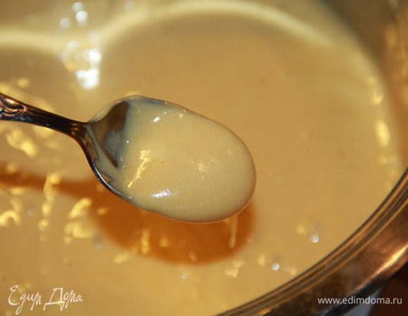 Выкладываем через промежутки чайной ложкой тесто на противень с пергаментной бумагой. Брать примерно 1/2 чайной ложки теста (можно 2/3 ч.л., но не целую – это уже много).