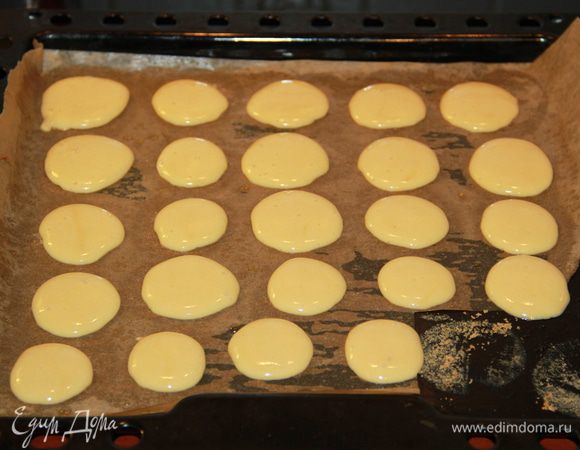 ...вот таким вот образом. На фото уже вторая порция, потому что на первой я решила провести эксперимент - оторвать кусочек пергаментной бумаги и попробовать выпечь печеньки просто на смазанном маслом противне. По следам на противне понятно, что идея оказалась не очень хорошей - печеньки отодрались с трудом))) Может это противень у меня такой, но я бы посоветовала все же выпекать на пергаментной бумаге.