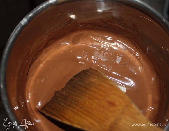 Нам нужно растопить шоколад на водяной бане на медленном огне.