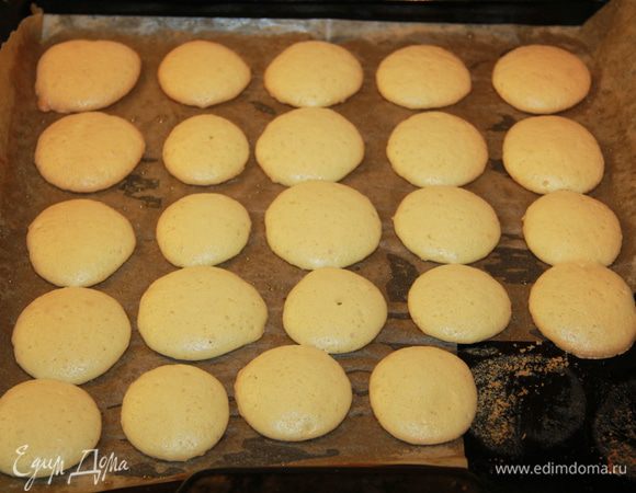 Выпекать при 180 С минут 10 или чуть больше (печеньки должны быть мягкие, это даже не как печеньки, а как бисквитики должны получиться). Они будут растекаться и должны чуть-чуть подняться. Главное не передержать в духовке, иначе будут дубовыми.