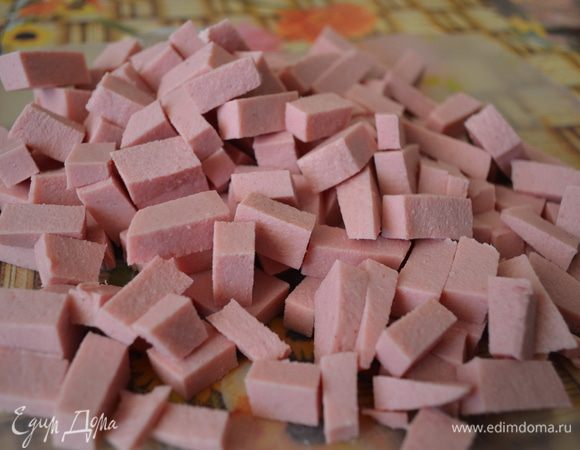 Ветчину нарезать кубиками.