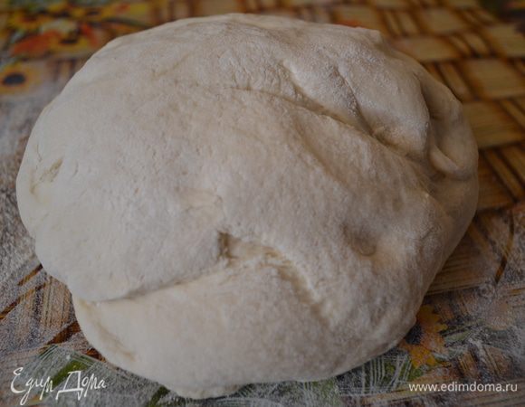 Тесто: Я готовила тесто в хлебопечке. Оно получается намного лучше, чем, когда вымешиваешь  руками. Если вы готовите тесто без хлебопечки, то: смешать все ингредиенты. Накрыть пищевой пленкой и убрать в холодильник на 50-60 мин. Я разделила тесто на 2 части, то есть, у меня получилось 2 пиццы.

