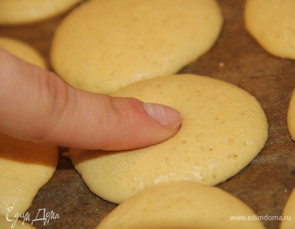 На этом фото попыталась продемонстрировать "мягкость" печенек) В общем, при нажатии слегка проминаются. Они когда остынут - становятся чуть более твердыми, поэтому и нужно доставать их из духовки, когда они еще мягкие.