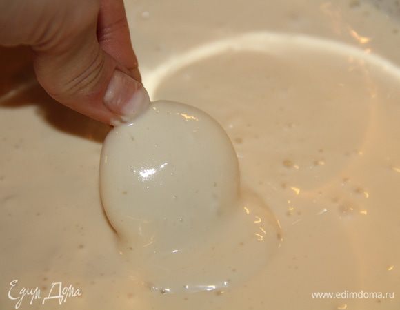 Крем со сметаной: 600 г сметаны (не больше 15%, слишком густую не надо) + 3/4 стак.сахара – взбить миксером до растворения сахара. Макать печеньку в крем, подержать секунд 5, выкладывать на тарелку. Когда из сметаны вытаскиваем печеньки, не нужно отряхивать лишнюю сметану с нее, чем больше сметаны на ней останется, тем лучше. Таким образом промокнуть и выложить все печеньки, если останется крем – полить сверху.