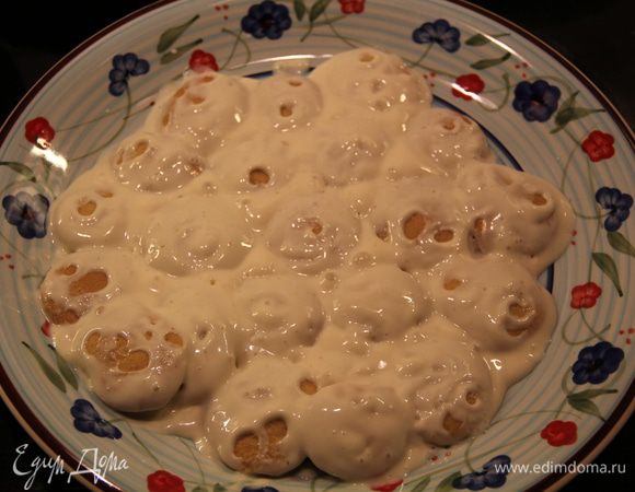 Главное постараться на первом слое выложить печеньки вплотную друг к дружке, где-то даже можно чуть-чуть внахлест, чтоб сильных дыр не было) пока они лежат на тарелке, пропитываются кремом - можно через некоторое время их сдвинуть вместе, чтобы уменьшить промежутки когда они уже пропитаются и станут мягкие. На фото видно следы от пальцев - это я сжимала плотнее печеньки =)