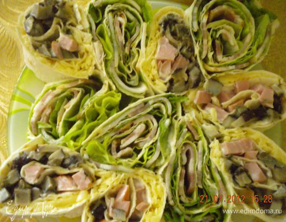 Все аккуратно свернуть в рулет и нарезать небольшими кусочками, выложить на тарелку.
Ингредиенты можно менять, все зависит от фантазии и наличия продуктов в холодильнике. Грибы можно заменить на соленые огурчики, добавить зелени.