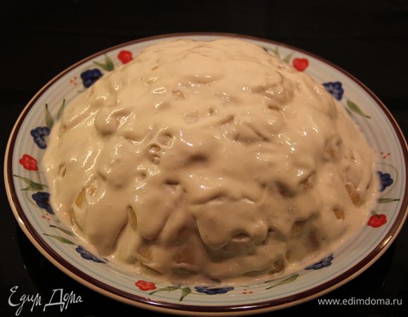 Ну а потом кладем сверху печеньки друг на друга, образовывая горку =) Печеньки будут как чешуйки от шишки. Сверху поливаем оставшимся кремом.