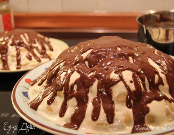 Полить торт сверху шоколадной глазурью в произвольном порядке =) Поставить на ночь торт в холодильник, часа 4-5 надо минимум, чтоб настоялся. На фото на заднем плане видно еще маленький тортик - это потому что я умножила все пропорции в 1.5 раза, т.к. знала, что могу и третий раз что-то не то сделать и испортить печеньки, а торт я делала на работу, поэтому печеньки должны были быть идеальны))) В итоге собрала маленький тортик из "забракованных" по моему мнению печенек (были более твердые, чем остальные), но на самом деле и они пропитались очень хорошо, так что даже "домашний" торт был мягким и вкусным =)) Ну а рабочий вообще получился на ура, коллеги попросили рецепт =) В разрезе фото нет, потому что унесла на работу. А маленький не дожил до фотоаппарата =)
Кстати, остатки крема и глазури в детстве успешно мною вымазывались пальцем и доедались ) Наверное, этот процесс и определил мою любовь к этому тортику))))