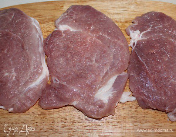 Свинину слегка отбить при помощи кулинарного молотка...