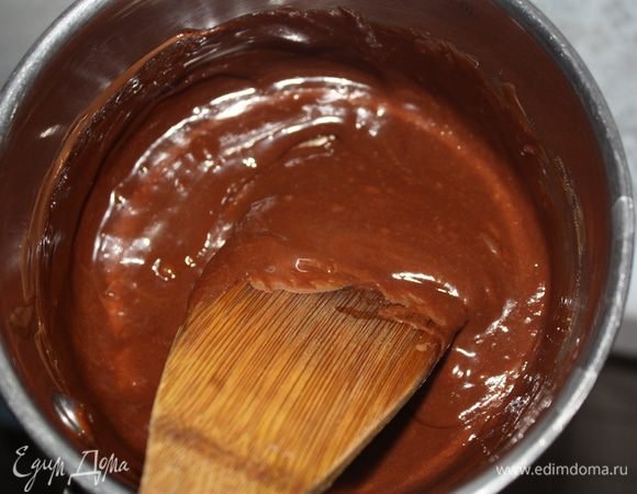 Отделить белки от желтков. Как только шоколад растопится,снять с огня, добавить желтки и быстро-быстро перемешать деревянной лопаткой.