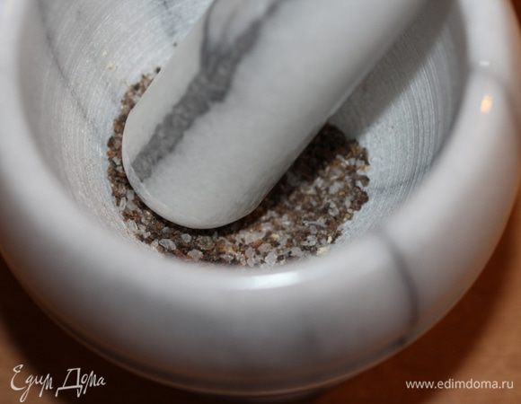 В ступке истолочь соль и перец. Натереть отбивные и оставить на 30 минут.