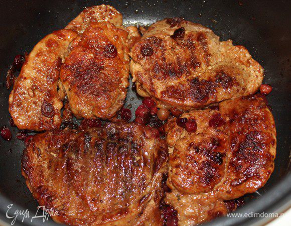 Обжарить отбивные на сковороде-гриль на оливковом масле до появления полосочек (Этот этап можно пропустить и обжарить отбивные в мультиварке). Выложить отбивные в чашу мультиварки, налить вино  и готовить на режиме ВЫПЕЧКА 50 минут. Периодически мясо переворачивать. За 15 минут до окончания режима добавить клюкву.