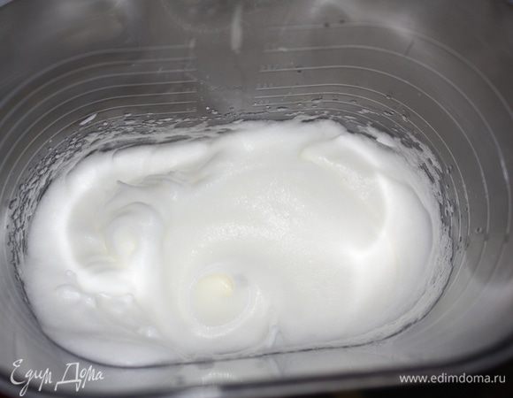 Взбиваем белки в крепкую пену.
