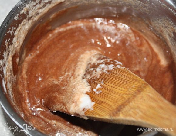 Частями добавляем взбитые белки в шоколадную массу,аккуратно вымешивая.