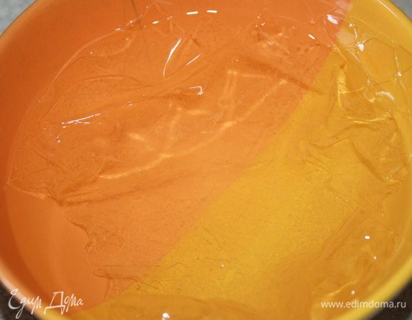 Теперь белый шоколаднй мусс.Нужно замочить желатин на 10 минут в холодную воду.