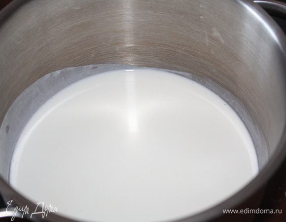 Сливки довести до кипения.