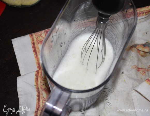 Тем временем взбить белки с сахарной пудрой в крепкую пену.