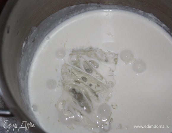 Как только сливки закипят,снять с огня и добавить желатин,перемешать,чтобы не было комочков.