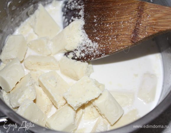 Добавить туда же мелко порубленный шоколад и помешивать,пока он не растает.