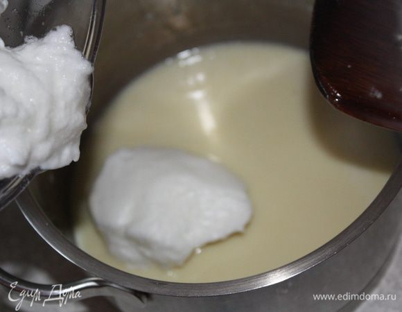 Добавить к шоколадной массе взбитые белки.