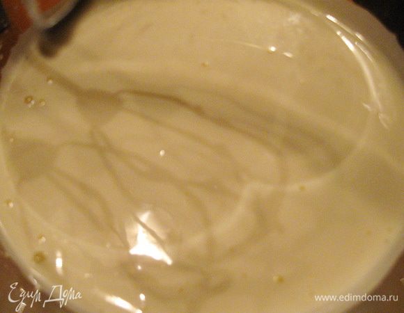 Делаем бисквит. Взбиваем яйца с сахаром до густой светлой массы.